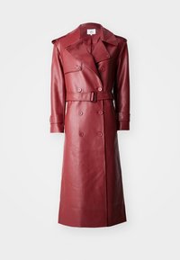 Lang, bordeauxfarvet læder trenchcoat med dobbeltbrystet design, brede udskårne klapper, bælte i taljen og knappede manchetter. Glat tekstur.
