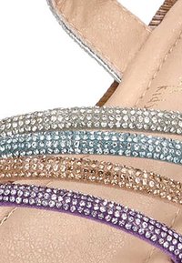 Sandalia de tiras con cuatro bandas decorativas en azul claro, beige y púrpura con strass incrustados; base color marrón claro.