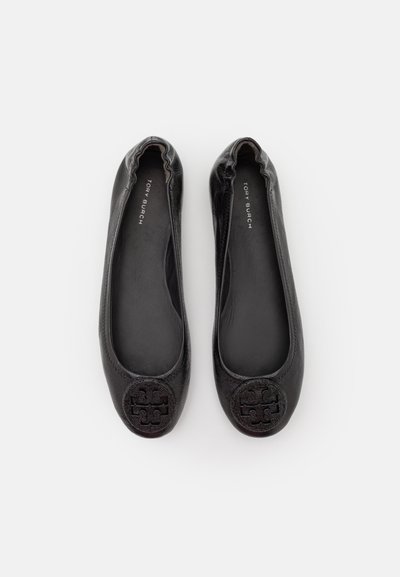 Ballerines en cuir noir avec un bout rond, un bord supérieur élastique et un logo en relief au niveau du bout. Texture lisse avec des coutures minimales.