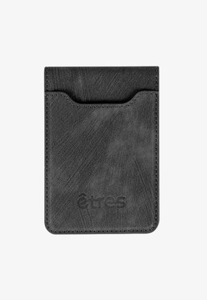 Porte-cartes en cuir noir avec une ouverture frontale, présentant une texture subtile et des coutures visibles. Affiche le nom de la marque embossé "êtres" en bas.