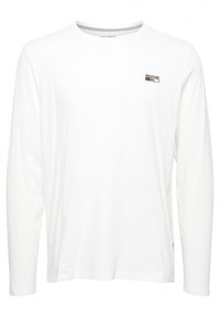 Hvid langærmet T-shirt med rund hals, prydet med et lille sort og gult "WEEKEND" logo på venstre bryst og en diskret mønster indeni kraven.