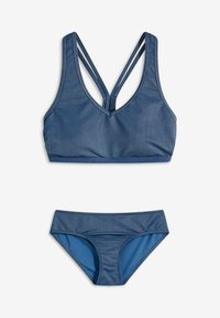 Set di bikini blu navy con top bralette a scollo a V e spalline incrociate, abbinato a uno slip a vita bassa con fodera blu uniforme.