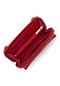 Portefeuille en cuir rouge avec plusieurs emplacements pour cartes, un compartiment zippé et une texture lisse. L'intérieur comporte une seule poche avec une étiquette.