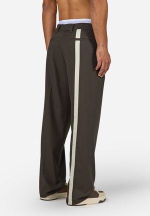 TIELT WIDE SUIT PANTS - Nohavice - walnut brown