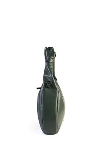 Borsa a tracolla in pelle verde scuro vista di lato, con manico annodato e hardware metallico minimale.