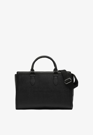 Bolso de cuero negro con diseño estructurado, doble asa superior y correa de hombro desmontable. Presenta una superficie texturizada y acentos metálicos.