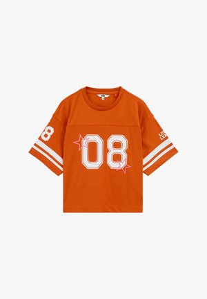Chemise de sport orange à manches courtes avec "08" blanc sur le devant et la manche, rayures blanches sur les manches, et accents en forme d'étoile rose sur les chiffres à l'avant.