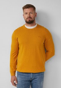 Geel gebreid sweater met een ronde hals, lange mouwen en een zachte textuur. Bevat een subtiel logo op de borst en ribbels aan de mouwen.