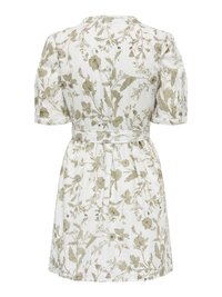 Robe courte blanche avec manches bouffantes et motif floral botanique vert, dotée d'une taille cintrée et de boutons dans le dos.