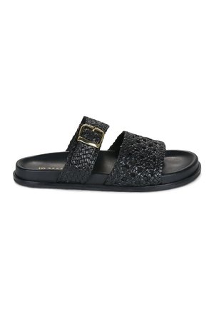 Zwarte open teen slide sandaal met twee gestructureerde bandjes, waarvan één met een goudkleurige gesp, en een platte zool.