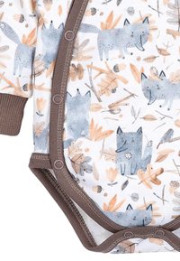 Weißer Einteiler mit grauen Fuchs-Muster und orangefarbenem Laub. Baumwollstoff, Druckknopfverschluss, mit braunem Rippstrickbesatz entlang des Ausschnitts und der Bündchen.