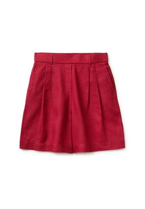 Rode shorts met hoge taille, plooien, riemlussen, zijzakken en een vooraan verborgen sluiting, plat gelegd op een witte achtergrond.