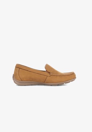 Mocassin à enfiler en daim beige avec détails cousus et semelle en caoutchouc, présenté de côté sur un fond blanc.