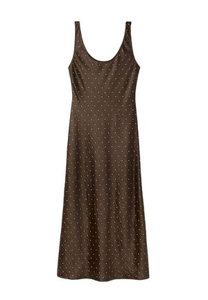 Vestido marrón con tirantes finos y silueta ajustada, que presenta una tela texturizada y pequeños lunares blancos distribuidos uniformemente por toda la prenda.