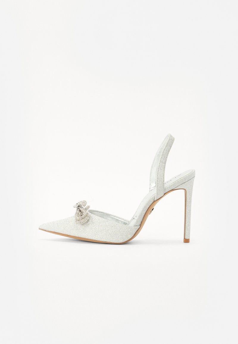 Zilveren glitter slingback hoge hakken met een spitse neus en decoratieve kristalversiering aan de voorkant. Stiletto hak ontwerp.
