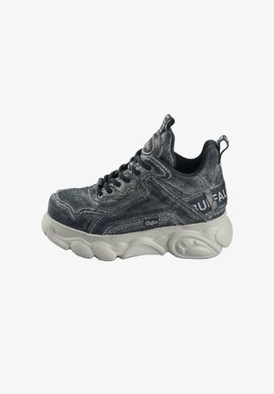 Hochschuh aus Jeansstoff in Dunkelblau mit einer klobigen weißen Gummisohle. Verfügt über schwarze Schnürsenkel und eine mit Logo akzentuierte Ferse.