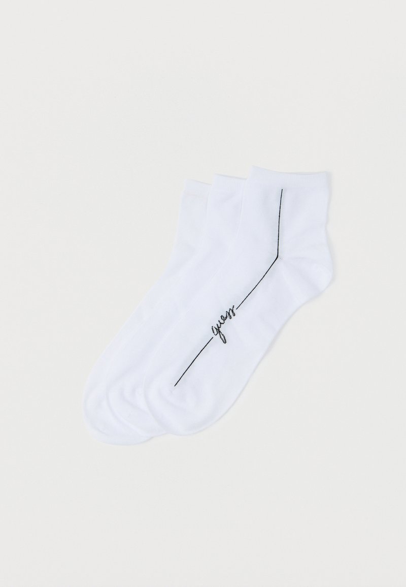 Trois paires de chaussettes pour cheville en coton blanc, ornées d'un logo brodé noir et d'un motif à rayures diagonales pour plus de détails.