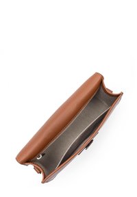 Portafoglio in pelle marrone con un esterno liscio e un interno foderato. Il design presenta una chiusura a linguetta e dettagli di cucitura minimi.