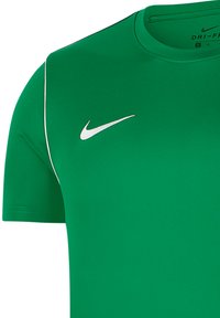 Camiseta Dri-FIT verde de manga corta, con costuras de acento blancas y un pequeño logo de Nike blanco en la parte del pecho.
