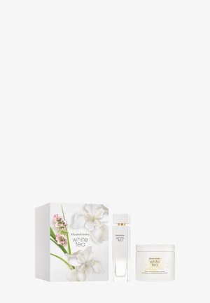 Coffret cadeau Elizabeth Arden White Tea avec boîte décorée de fleurs, flacon de parfum et pot de crème pour le corps sur fond blanc.