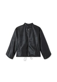 Giacca bomber nera in ecopelle con colletto alto, chiusura con zip, tasche laterali e orlo con coulisse. Presenta maniche ampie e finitura testurizzata.