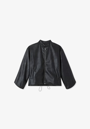 Giacca bomber nera in ecopelle con colletto alto, chiusura con zip, tasche laterali e orlo con coulisse. Presenta maniche ampie e finitura testurizzata.