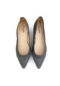 Décolleté grigie in suede con punta affusolata, bordo superiore elasticizzato, fodera interna liscia e tacco leggero; nome del marchio visibile sulla soletta.