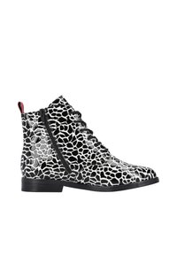 Bottes de cheville noir et blanc avec un dessus brillant et à motifs ressemblant à un imprimé animal, dotées de lacets et d'une fermeture éclair latérale pour un enfilage facile.