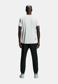 On FOCUS  - Pantalon de survêtement - black
