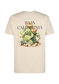 Beige Baumwoll-T-Shirt mit einem grafischen Druck von Kakteen und Sukkulenten, dazu der Text "BAJA CALIFORNIA MX" in fetter, schwarzer Schrift.