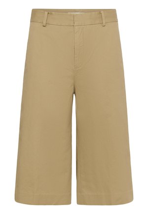 Beige knielange Shorts mit weitem Bein, Gürtelschlaufen und einer vorderen Naht, dargestellt vor weißem Hintergrund.