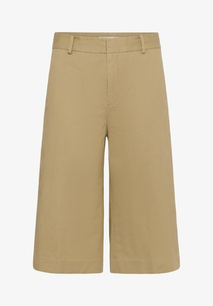 Bēšas, ceļgalu līmeņa, plašu kāju šorti ar jostu cilpām un priekšējo šuvi, attēloti uz baltas virsmas.