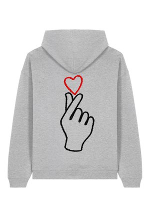 Felpa grigia con zip che presenta un contorno nero di una mano che fa un gesto di cuore con le dita, con un cuore rosso sopra di essa sul retro.