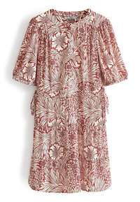 Robe à motifs rouges et blancs avec un design floral, manches bouffantes courtes, taille froncée et liens latéraux. Texture du tissu lisse.