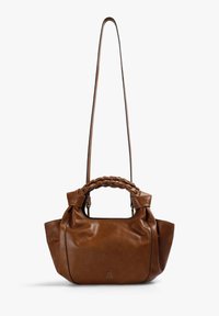 Braune Lederhandtasche mit geflochtenen Obergriffen und langem Schulterriemen, mit einem kleinen metallischen Totenkopf-Emblem auf der Vorderseite.