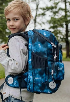 Zaino blu e nero con motivo galaxia, scomparti con zip e spallacci imbottiti. Include una piccola borsa con zip attaccata.