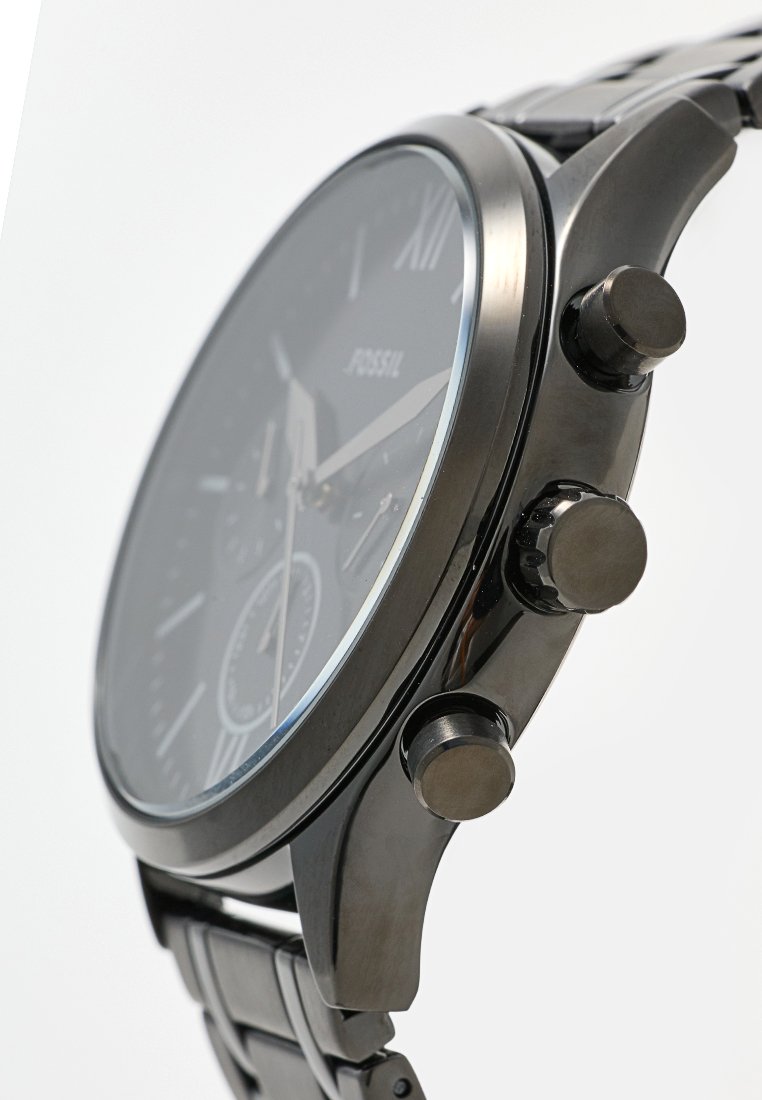 Schwarzstahl Chronograph mit einem dunklen Zifferblatt, silbernen Akzenten, drei Teilzifferblättern und Druckknöpfen an der Seite.