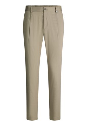 Pantaloni slim fit beige con chiusura con bottone e zip, passanti per cintura e pieghe sul davanti.