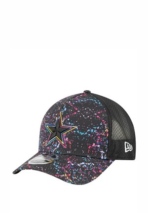 Casquette noire avec un dos en maille, ornée d'un motif éclaboussé en rose, bleu et jaune. Logo étoile brodé à l'avant, visière courbée.