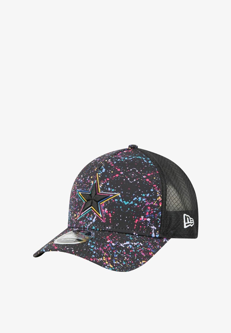 Casquette noire avec un dos en maille, ornée d'un motif éclaboussé en rose, bleu et jaune. Logo étoile brodé à l'avant, visière courbée.
