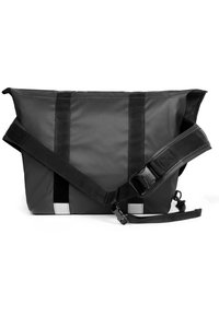 Svart, hållbar, rektangulär väska med två tjocka handtag och en avtagbar axelrem. Har reflexakenter och en slät textur.