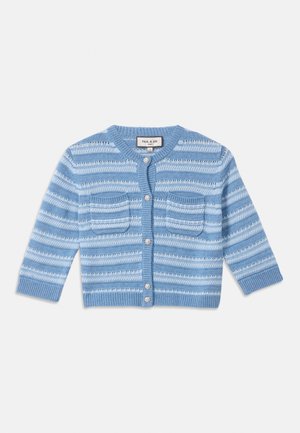 Šviesiai mėlyna megzta kardiganas su horizontaliomis juostelėmis, dviem priekinėmis kišenėmis ir apvaliu iškirpimu su mygtukų uždarymu. Minkšta tekstūra.