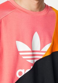 adidas Originals Triko s potiskem - black