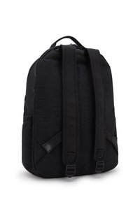 Mochila negra con acabado texturizado, correas acolchadas y bolsillos laterales. Cuenta con cierre de cremallera y un diseño minimalista.