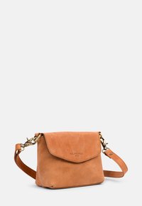 Helle Leder-Crossbody-Tasche mit klappbarem Verschluss, Metallbeschlägen und verstellbarem Schulterriemen. Glatte Textur mit genähten Details und Logo.