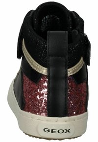 Černé vysoké tenisky s lesklým černým svrškem, třpytivými růžovými akcenty a smetanovou gumovou podrážkou s logem na zadní straně. Zapínání na suchý zip.