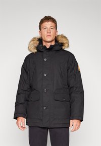 Parka noire avec une capuche en fausse fourrure, des boutons à l'avant, deux grandes poches avant et un design de couture horizontale sur le devant.