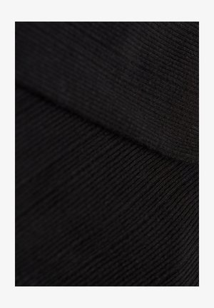 Schwarzer Strickstoff mit gerippter Textur, der aus zwei überlappenden Abschnitten besteht. Das Material wirkt weich und leicht dehnbar.