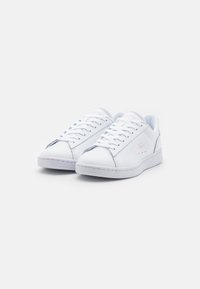 Hvite lær sneakers med runde tær, flate snørebånd og blå og rosa detaljer. Har en teksturert såle og Lacoste-logo.