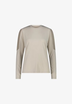 Camisa beige de manga larga con cuello redondo y paneles beige más oscuros en la parte externa superior de las mangas, delantero liso, tela suave.